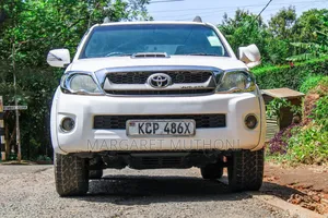 Toyota Hilux 2012 White