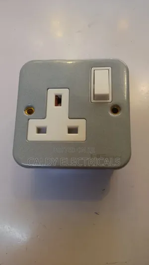 Single Metal Clad Switched Socket