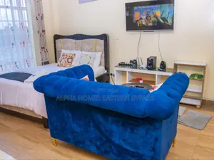 Chic Spacious Studio Along Eastern Bypass – Book Now
