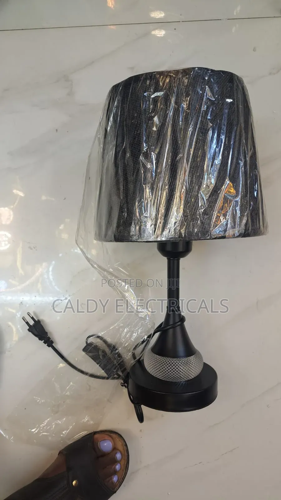 Black Bedside Table Lamp With a Mesh Lampshade Vf4