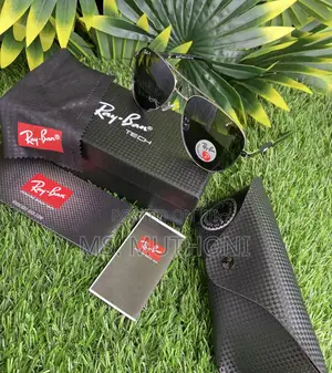 Ray-Ban Aviator Sunglasses With a Gold Frame Black Polarized Lenses
