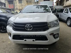Toyota Hilux 2023 White