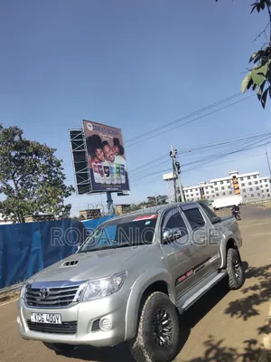Toyota Hilux 2.5 D-4D 4X4 SRX 2010 Silver