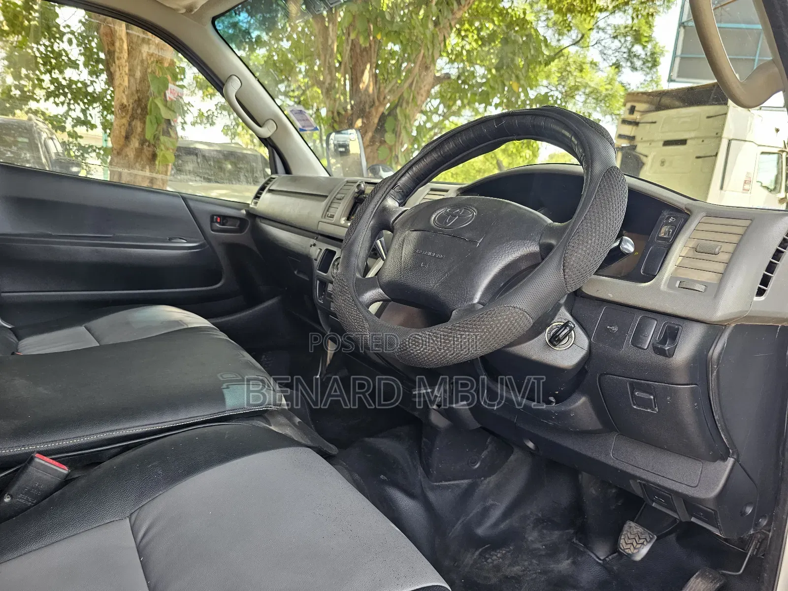 Toyota HiAce 2013 White