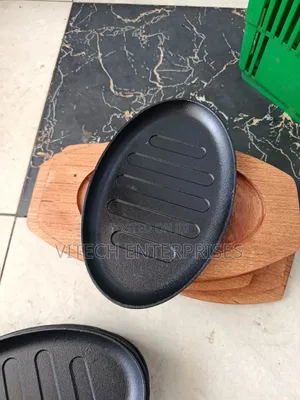 Sizzling Plate With Wooden Base