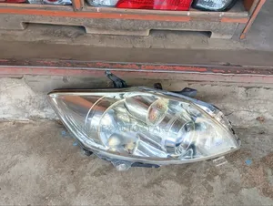 Auris Headlight Non Zenon Right Side Complete With Bulb And Socket