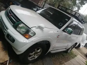 Mitsubishi Pajero 2001 White