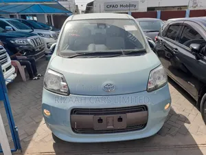 Toyota Porte 2018 Blue