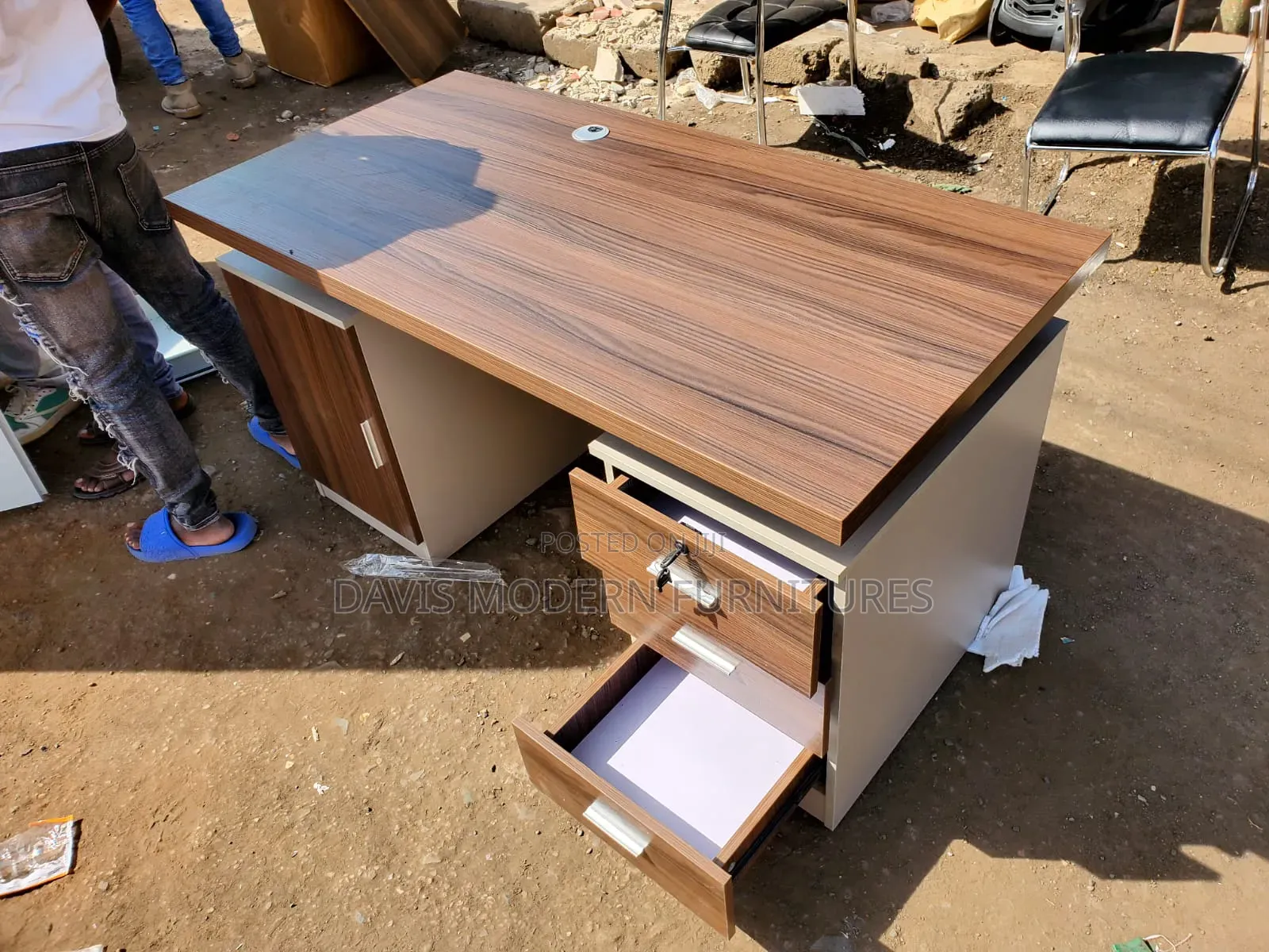 Executive Work Desk With Drawers