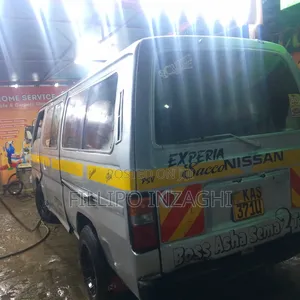Nissan Caravan (Urvan) 2000 Silver