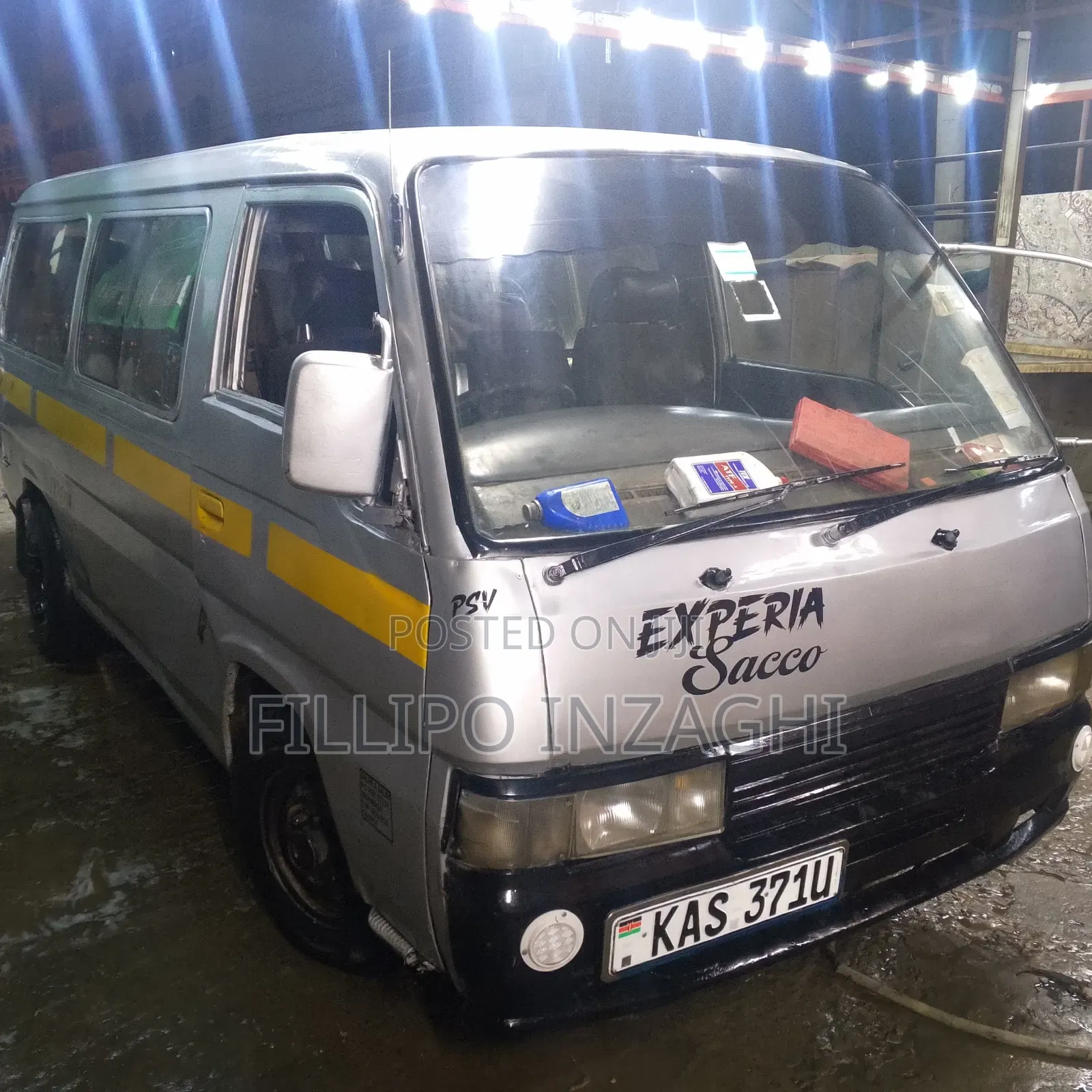 Nissan Caravan (Urvan) 2000 Silver