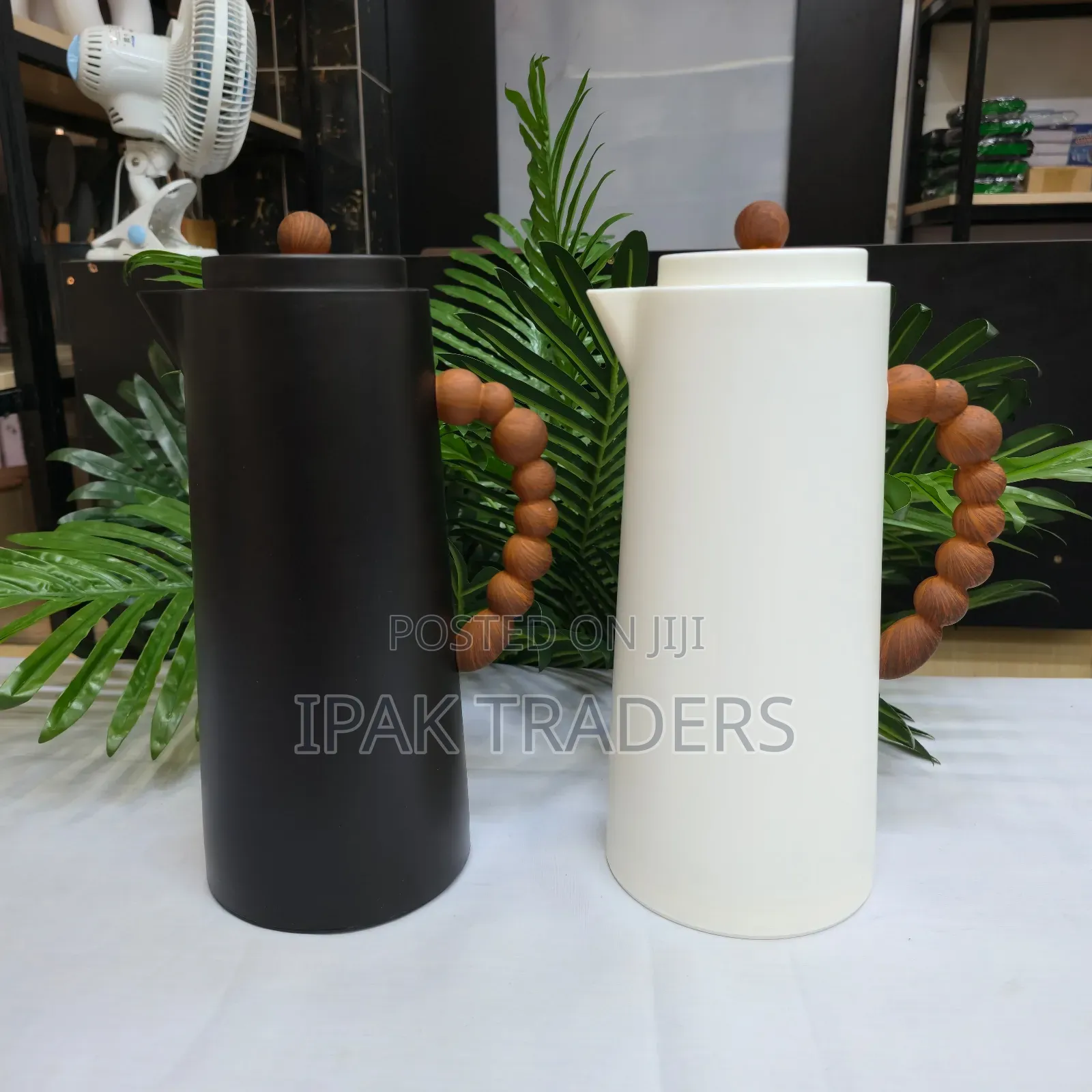 *Elegant Vaccum Flask With Beaded Handle* -Capacity 1 Litre