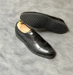 Black Leather Cap-Toe Oxford Brogue Shoes With a Rubber Sole. 40-45