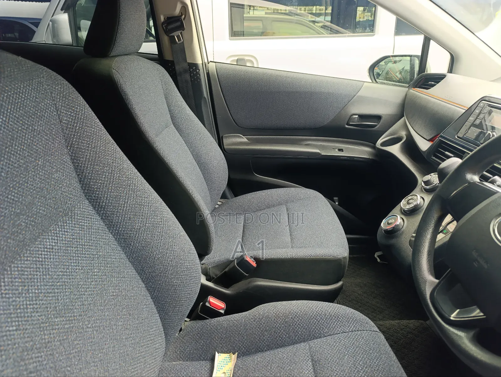 Toyota Sienta 2019 Silver