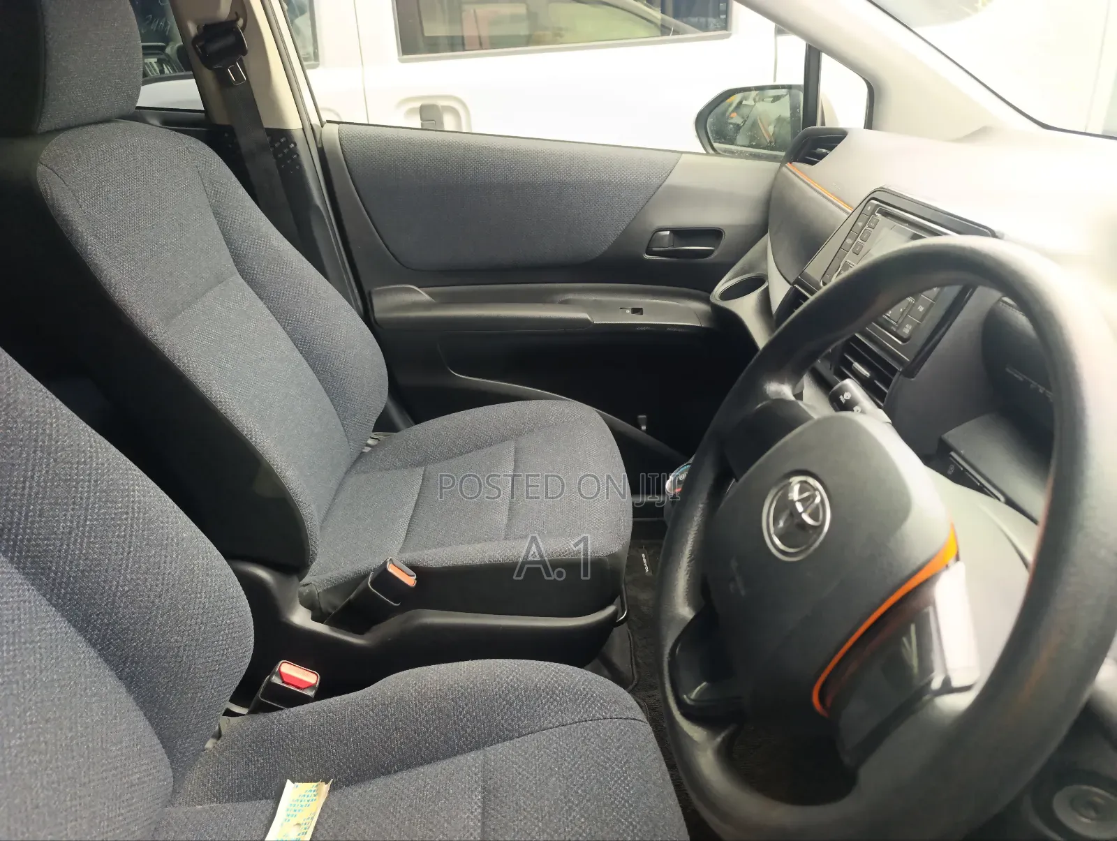 Toyota Sienta 2019 Silver