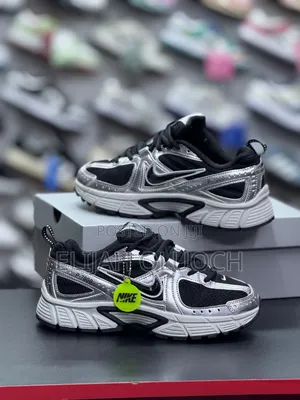 Nike V5 Rnr (Runner) Sneakers In Black And Silver.