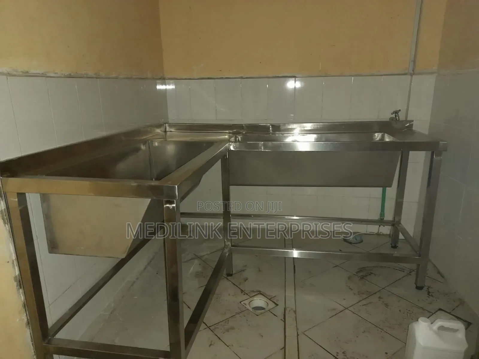 Customized L Shaped Site Made Sinks Installation