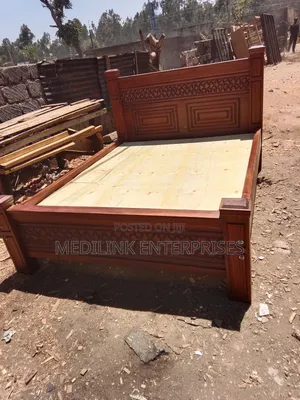 Modern Coloured Mahogany Crafted Dinning Table Set