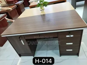 Spacious 1.4m Office Desk With a Keyboard Tray