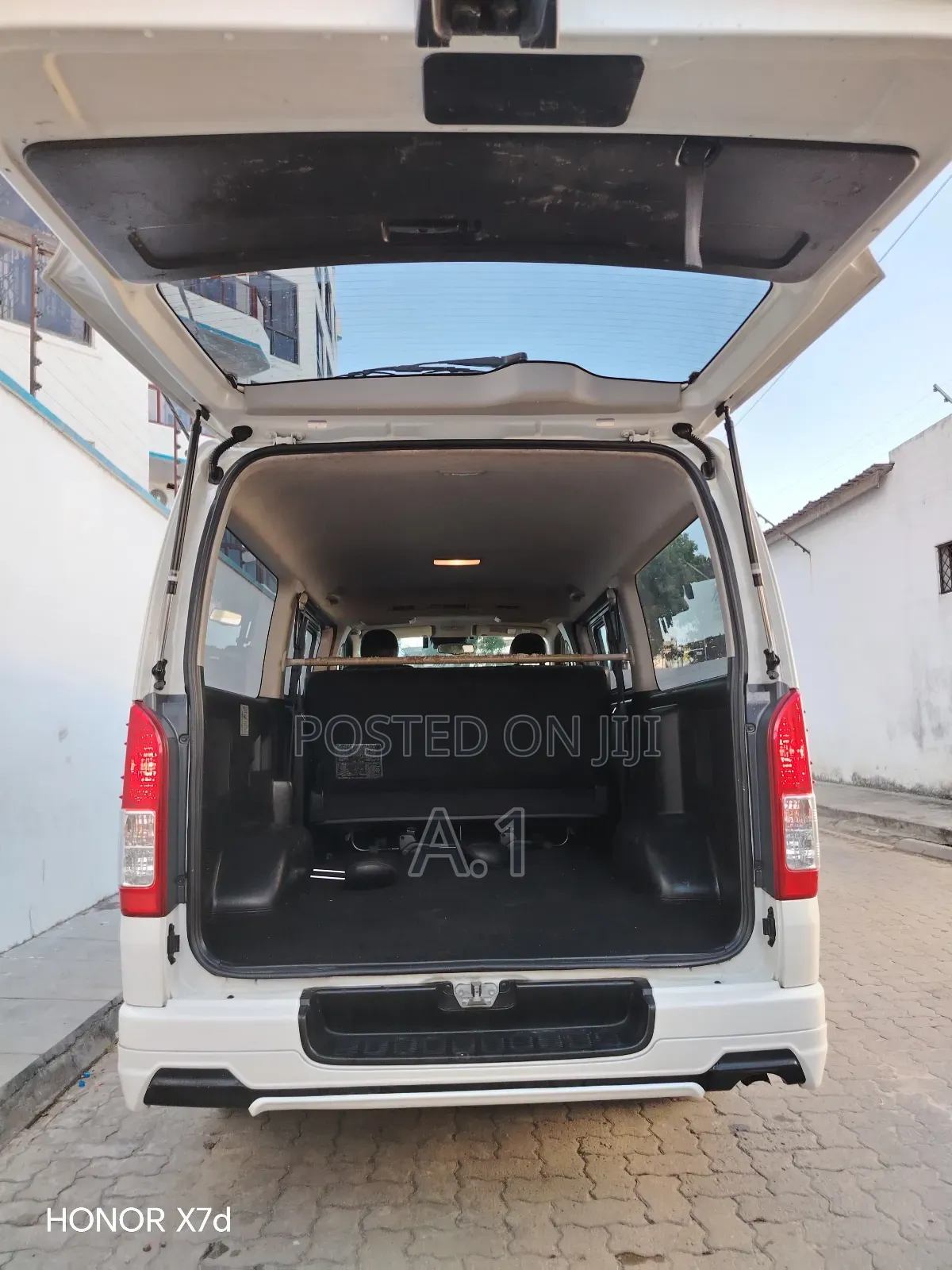 Toyota HiAce 2019 White