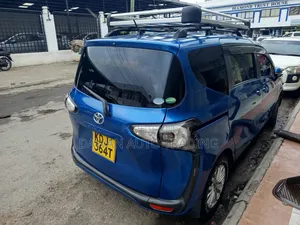 Toyota Sienta 2017 Blue