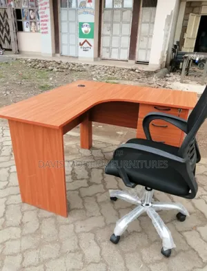 Executive L Shaped Office Desk With a Chair