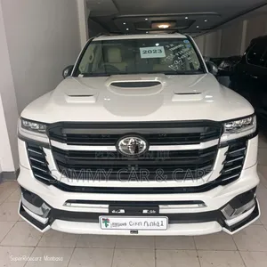 Toyota Land Cruiser LC300 2023 White