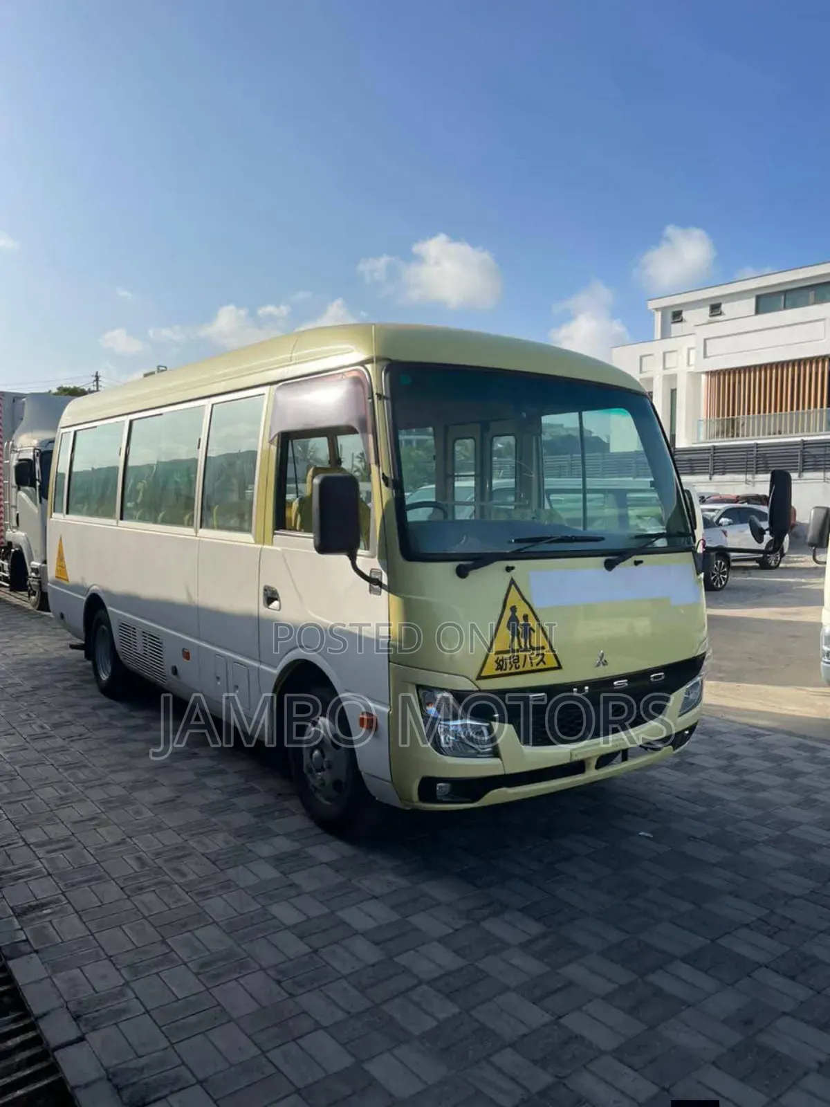 Mitsubishi Fuso Rosa 2019 Yellow