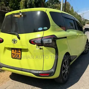 Toyota Sienta 2015 Green