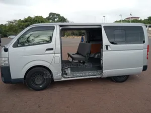 Toyota HiAce 2018 Silver