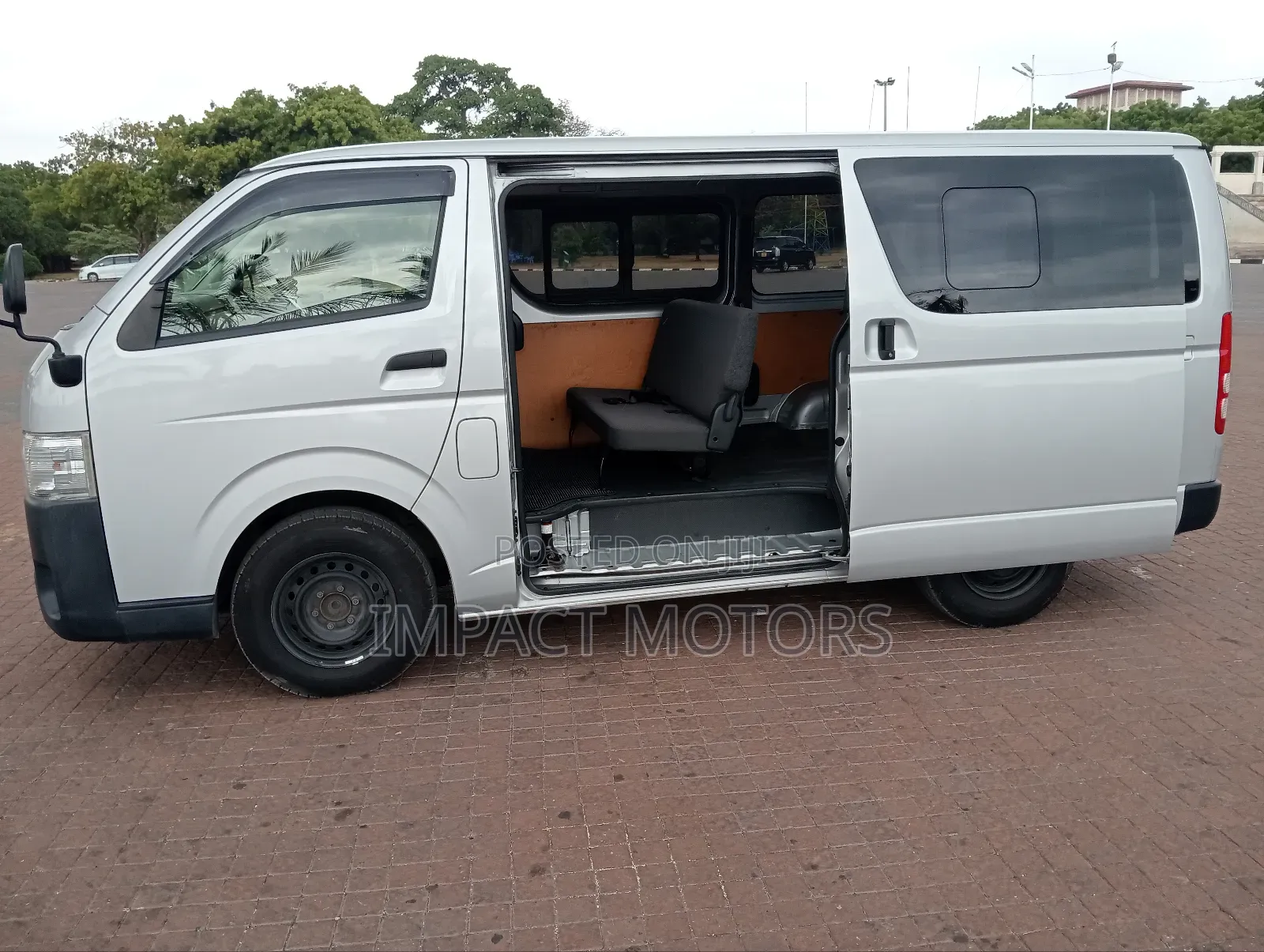 Toyota HiAce 2018 Silver