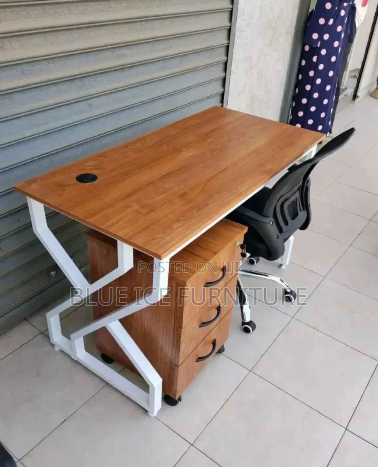 Executive Office Desk With Drawers