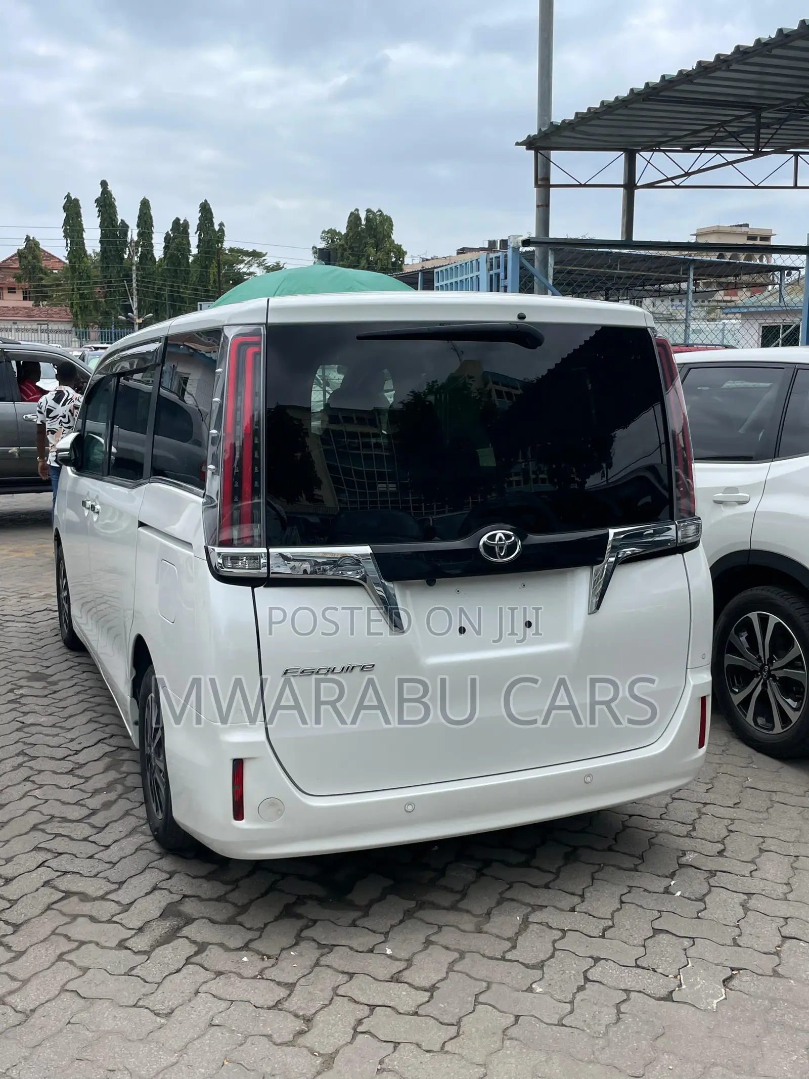 Toyota Esquire 2018 Red
