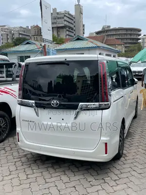 Toyota Esquire 2018 Red