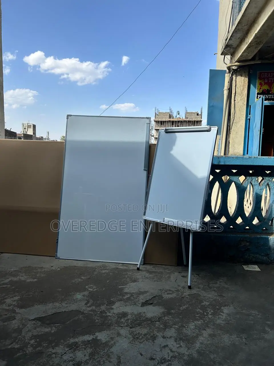 Flipping Papers Stand##Whiteboard on Its Stand