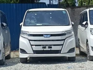 Toyota Noah 1.8 FWD Hybrid (7 seater) 2018 White