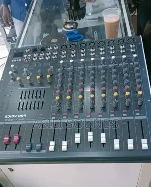 Soundcraft Smx800d 8-Channel Powered Mixer.