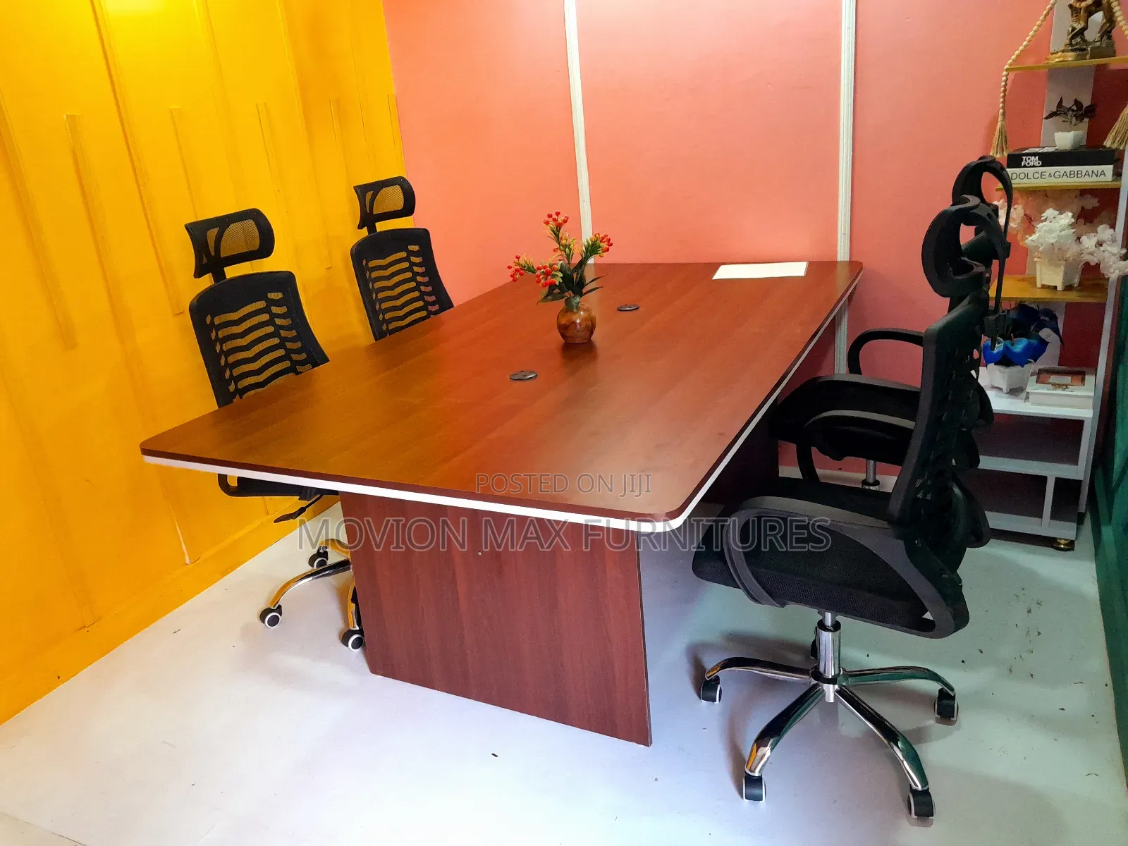 Office Relaxing Meeting Table
