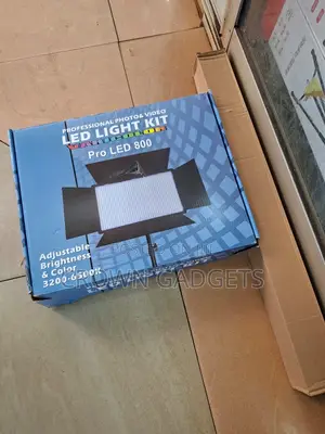 Varicolor Pro Led 800 Photo Video Light Kit With Stand