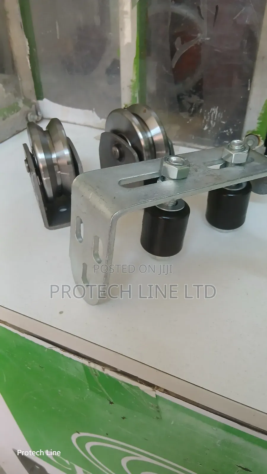 Gate Rollers With L Bracket for Roller Guides