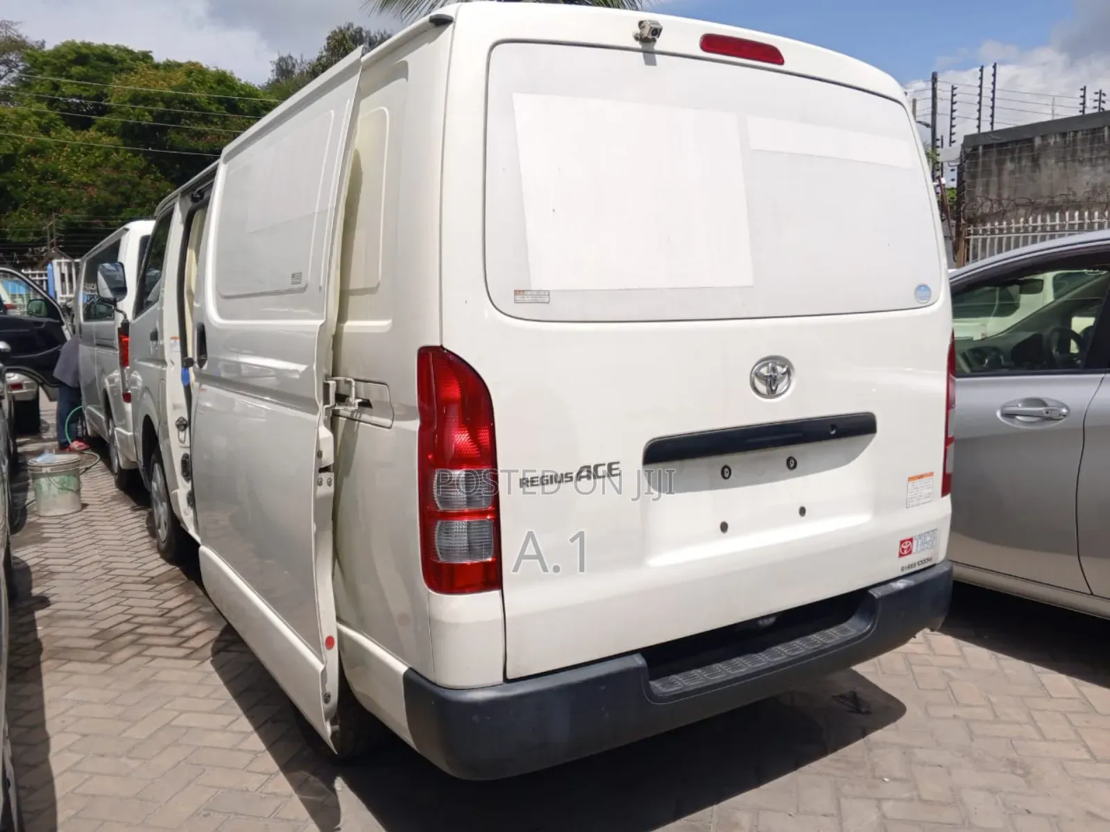 Toyota HiAce 2018 White