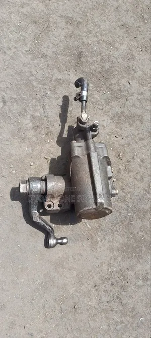 Steering Box Hilux 4×4 Available.