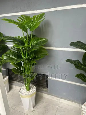 *Artificial Decorative Indoor Plant With Decorative Plastic Vase