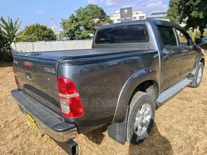 Toyota Hilux 2013 Gray