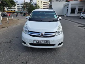 Toyota ISIS 2016 White