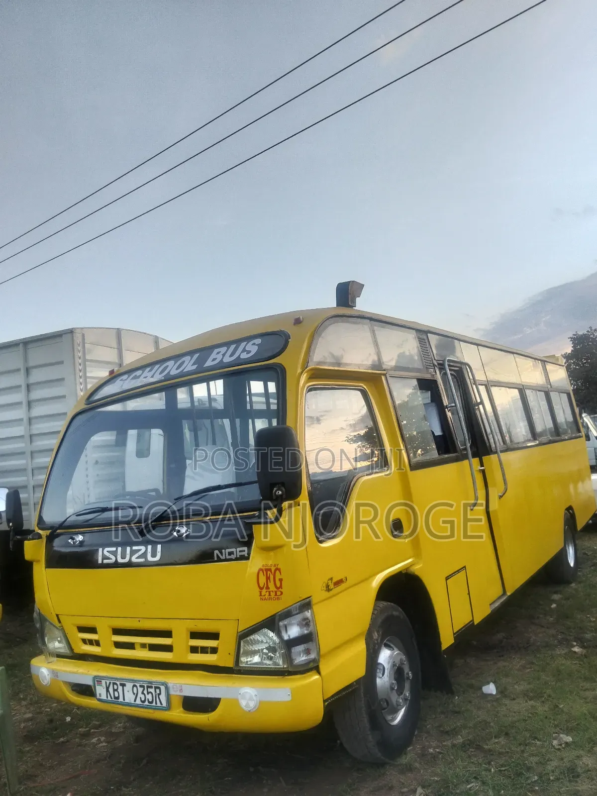 Isuzu NQR 2011 Yellow
