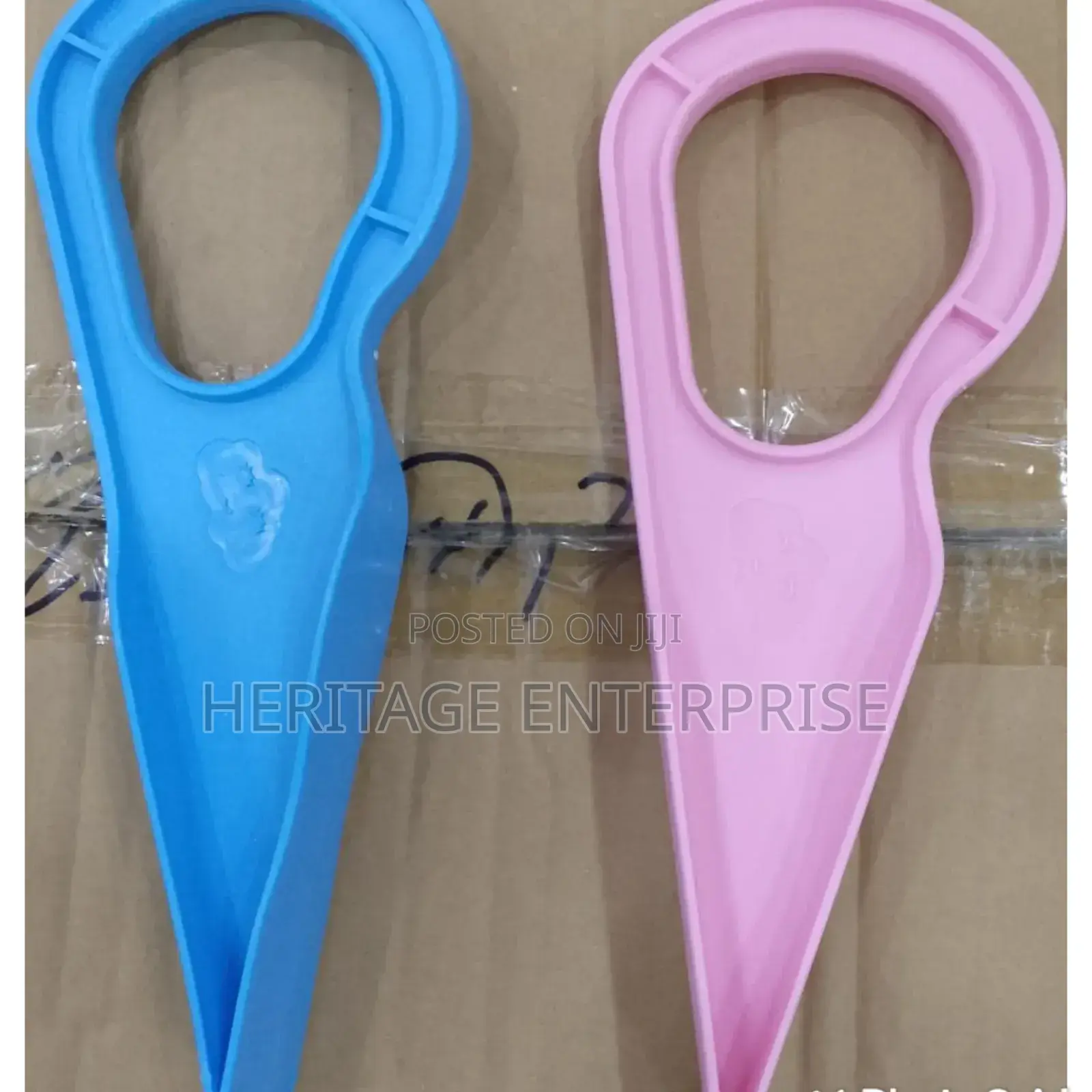 Plastic Bed Spread Tool (Mattress Lifter)