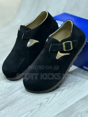 Unisex Closed Clogs
