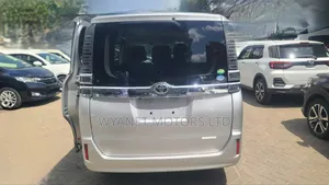 Toyota Voxy 2018 Silver