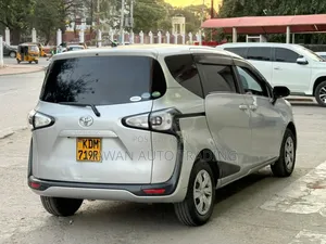 Toyota Sienta 2016 Silver